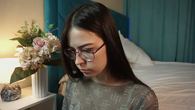 Snapshot of ywixos chatting on February 8, 2026, 2:04 pm ywixos online show from February 8, 2026, 2:04 pm