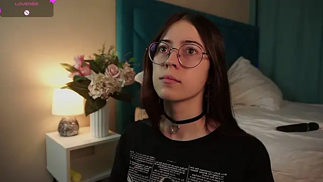 Snapshot of ywixos chatting on February 15, 2026, 2:27 pm ywixos online show from February 15, 2026, 2:27 pm