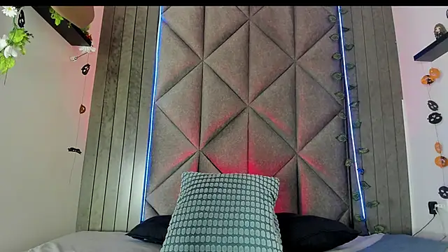 Snapshot of TiffValentinee_ chatting on October 24, 2025, 7:35 pm TiffValentinee online show from October 24, 2025, 7:35 pm