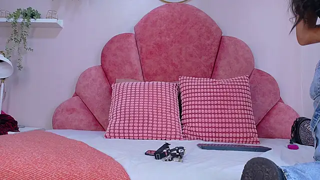 Snapshot of TiffValentinee_ chatting on October 22, 2025, 7:57 pm TiffValentinee online show from October 22, 2025, 7:57 pm