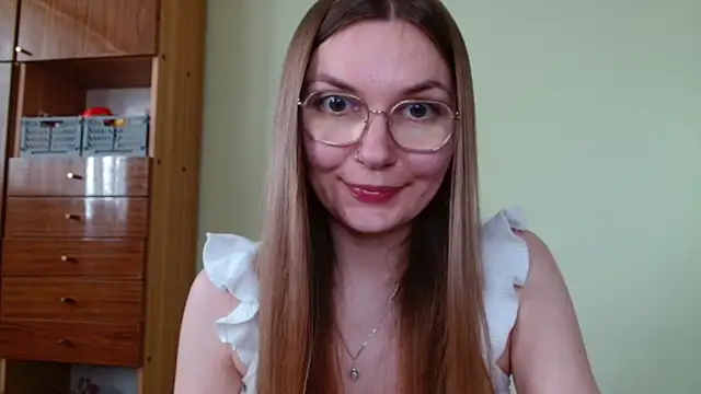 Snapshot of LooveELLYx chatting on May 6, 2026, 1:37 pm LooveELLYx online show from May 6, 2026, 1:37 pm
