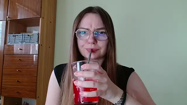 LooveELLYx online show from April 20, 2026, 1:35 pm