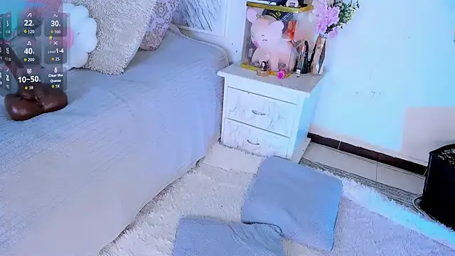 Simonesmith01 online show from December 2, 2025, 5:03 pm