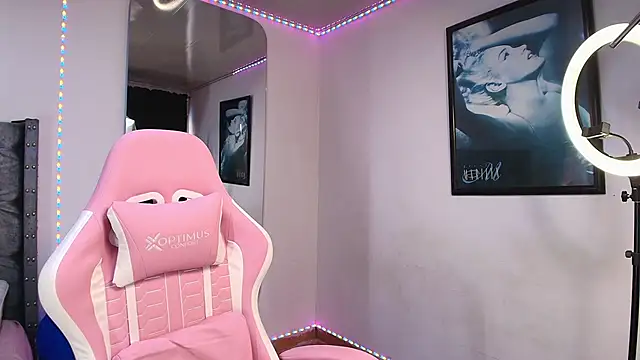 GraceWallace  online show from November 9, 2025, 8:13 pm