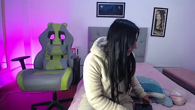 Esmeraldaa- online show from October 15, 2025, 5:50 am