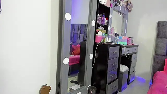 Esmeraldaa- online show from December 5, 2025, 5:28 am