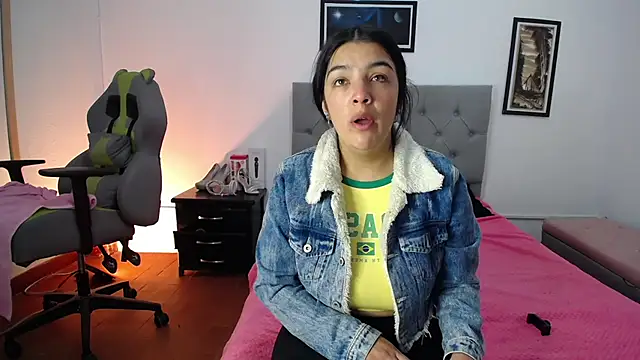 Esmeraldaa- online show from October 9, 2025, 5:19 am