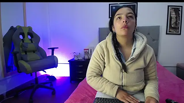 Esmeraldaa- online show from September 27, 2025, 5:02 am