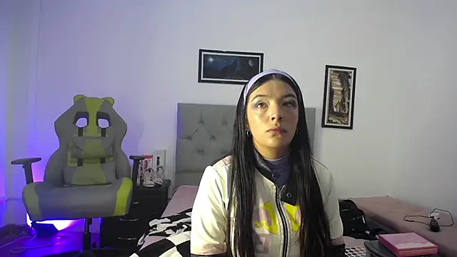 Esmeraldaa- online show from October 29, 2025, 5:17 am