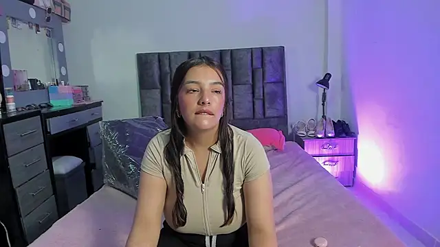 Esmeraldaa- online show from January 18, 2026, 10:13 pm