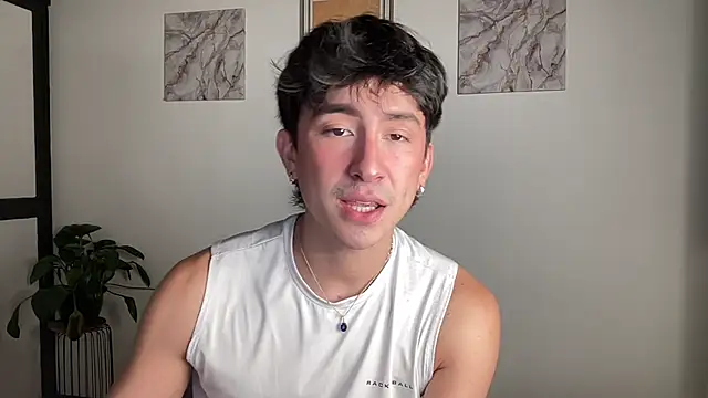 sweettaaron01 online show from May 6, 2026, 1:20 am