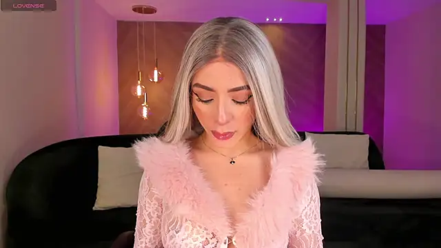 IsabellaMoreau online show from April 6, 2026, 7:48 pm