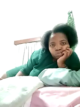 ShySexyBaddiexx online show from October 13, 2025, 7:59 pm