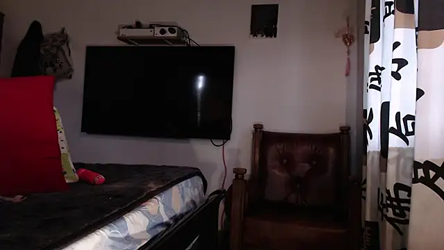 Emma Henderson online show from January 5, 2026, 5:27 pm