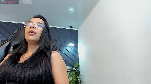 zoe martins  online show from December 2, 2025, 5:25 pm