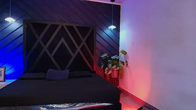 zoe martins  online show from April 8, 2026, 5:14 pm