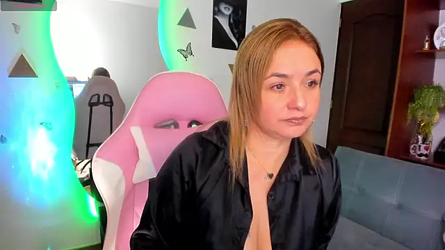 Snapshot of luciamature_ chatting on February 2, 2026, 9:25 pm luciamature online show from February 2, 2026, 9:25 pm