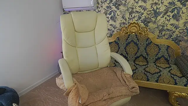 BellaLaPetit online show from April 15, 2026, 7:58 pm