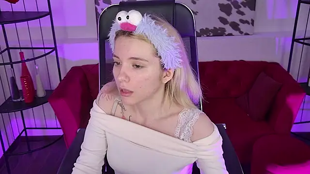 AuroraWrenfield online show from April 6, 2026, 4:57 am