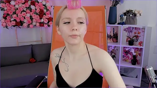 AuroraWrenfield online show from February 24, 2026, 4:35 am