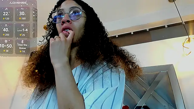 Hanna Cornee  online show from October 4, 2025, 1:23 pm