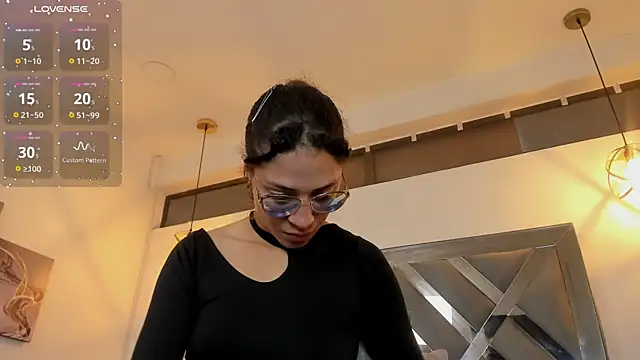 Hanna Cornee  online show from November 6, 2025, 1:37 pm