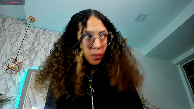 Hanna Cornee  online show from September 15, 2025, 1:55 pm