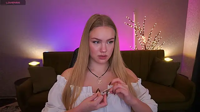 CelesteNoir online show from November 18, 2025, 7:44 am