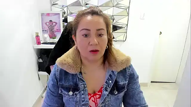 Snapshot of camixxx_m chatting on May 7, 2026, 12:19 pm camixxx m online show from May 7, 2026, 12:19 pm