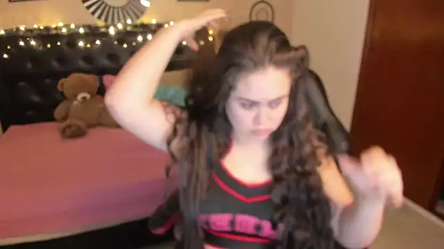 LolaVillalobos online show from December 3, 2025, 1:54 pm