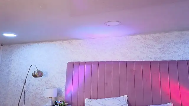 ZoeBenneti online show from September 19, 2025, 4:38 am