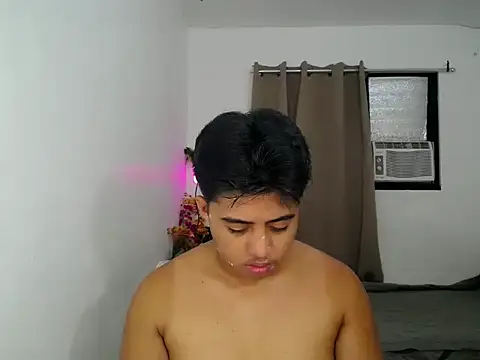 Hugecock2hundle intown online show from November 14, 2025, 1:37 pm