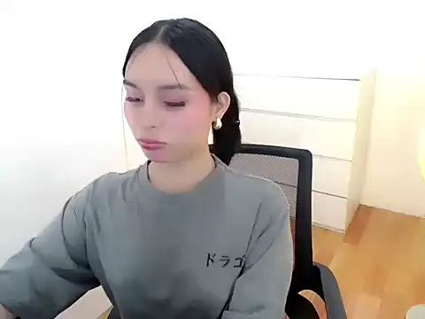 holly tabby online show from September 9, 2025, 8:40 pm