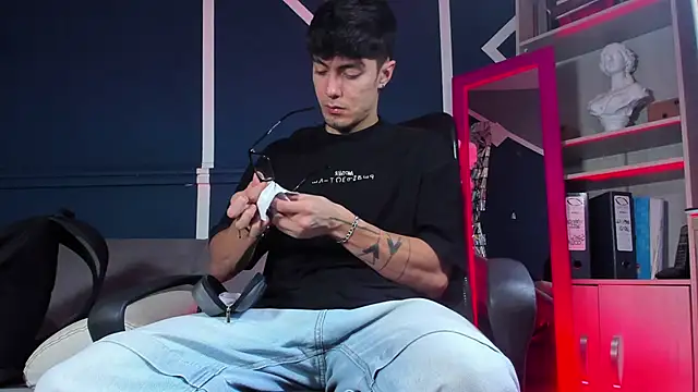 etham wolf  online show from December 1, 2025, 3:46 pm