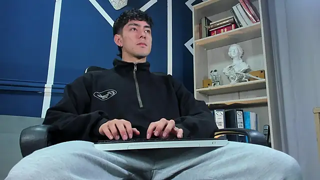 etham wolf  online show from November 10, 2025, 11:26 am