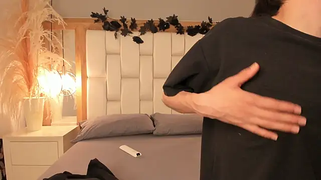 Daphne And Roger online show from November 20, 2025, 11:22 am