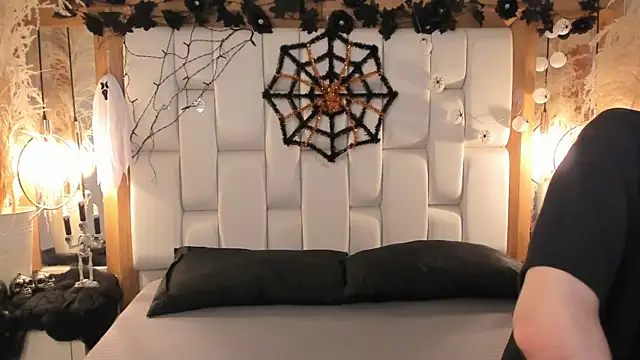 Daphne And Roger online show from October 7, 2025, 11:33 am