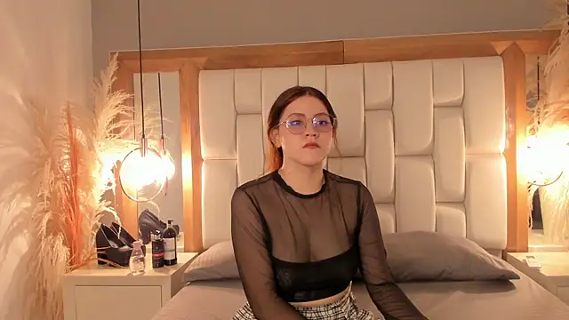 Daphne And Roger online show from September 9, 2025, 11:41 am