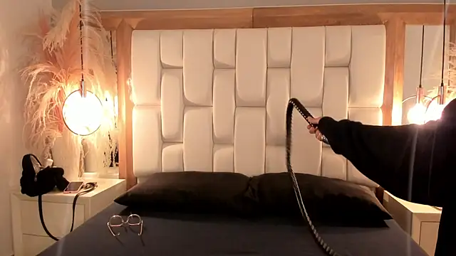 Daphne And Roger online show from September 20, 2025, 11:37 am