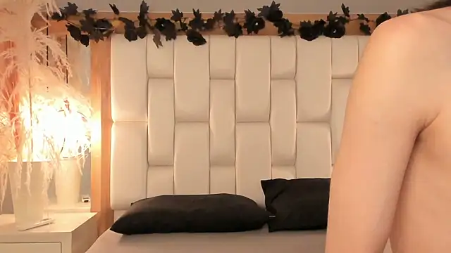 Daphne And Roger online show from December 2, 2025, 11:12 am