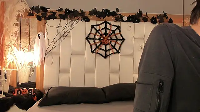 Daphne And Roger online show from October 18, 2025, 11:34 am