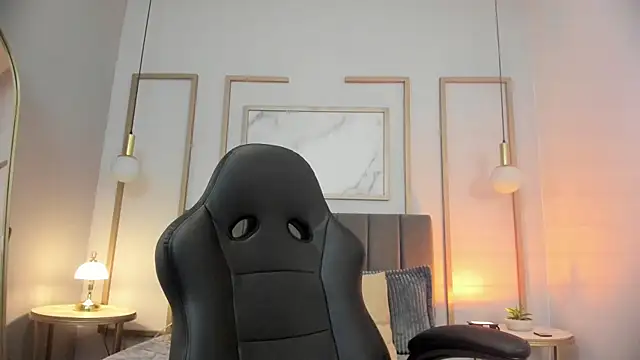 ivy collins  online show from April 19, 2026, 9:06 pm