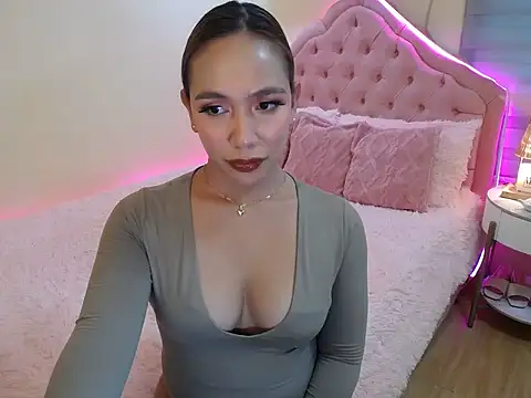 ur seductivelaura online show from April 23, 2026, 5:25 am