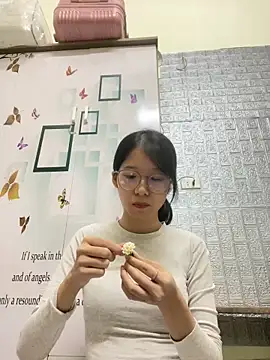 meomeo2k6 online show from December 15, 2025, 2:12 pm