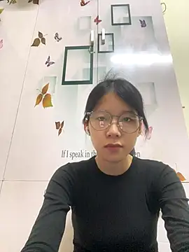 meomeo2k6 online show from November 19, 2025, 2:06 pm