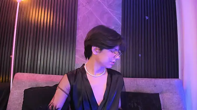 luixdust  online show from November 7, 2025, 5:01 am