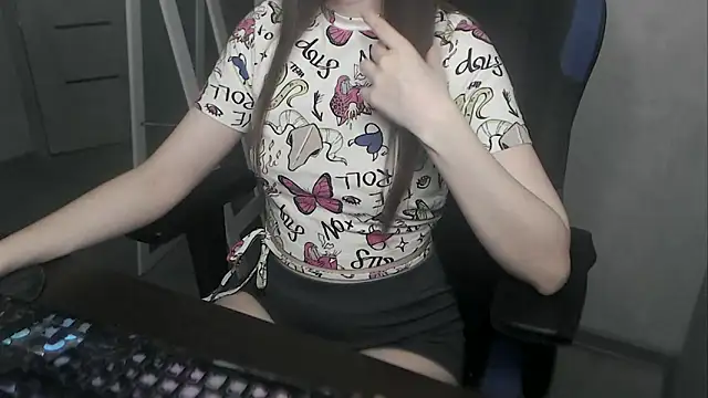 cute elfy  online show from March 23, 2026, 1:22 pm