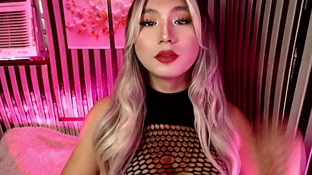 UrhotlucyTS online show from May 26, 2026, 6:44 am