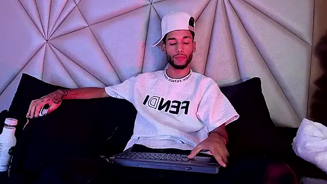 Thiagoferreti online show from April 9, 2026, 3:19 am