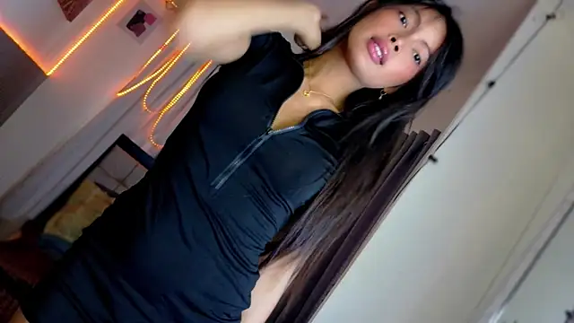 Snapshot of amour_prinsesa chatting on March 4, 2026, 5:37 am amour prinsesa online show from March 4, 2026, 5:37 am